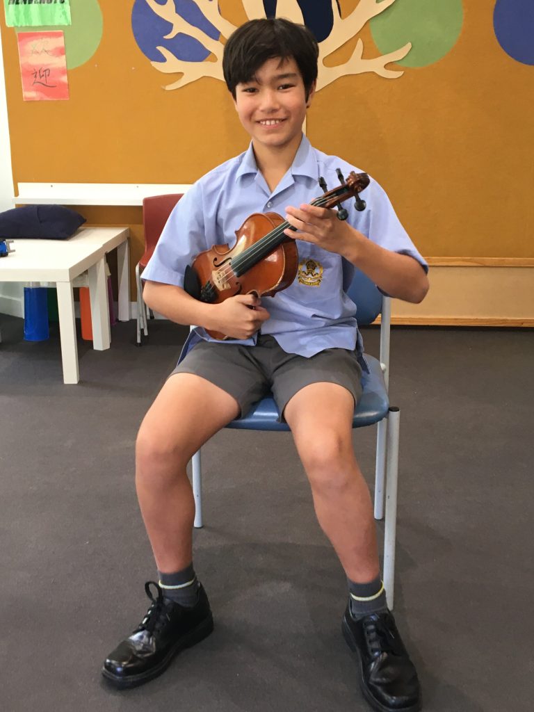 An intermediate level violin student
